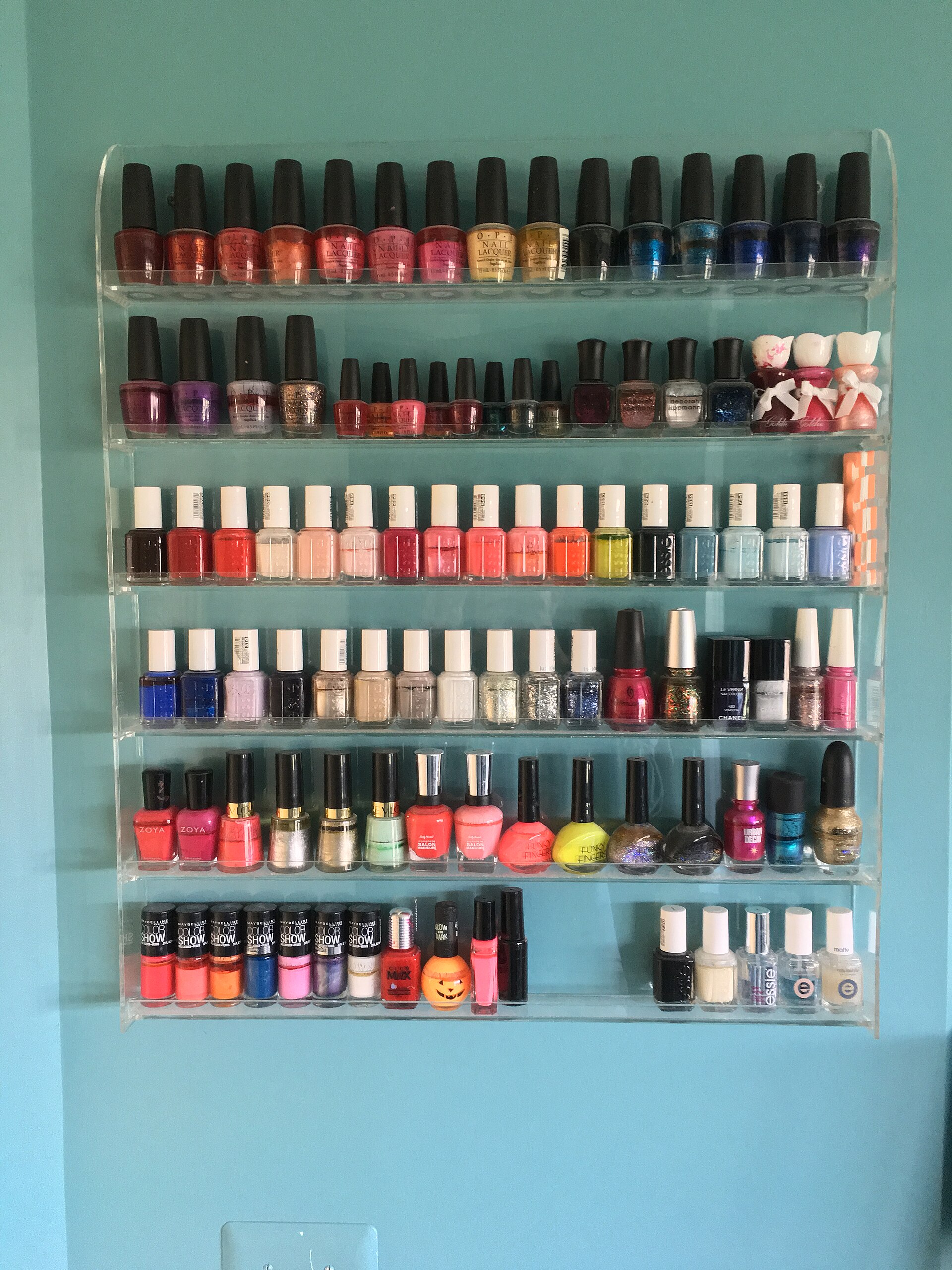 Repisa con esmaltes de uñas de muchos colores